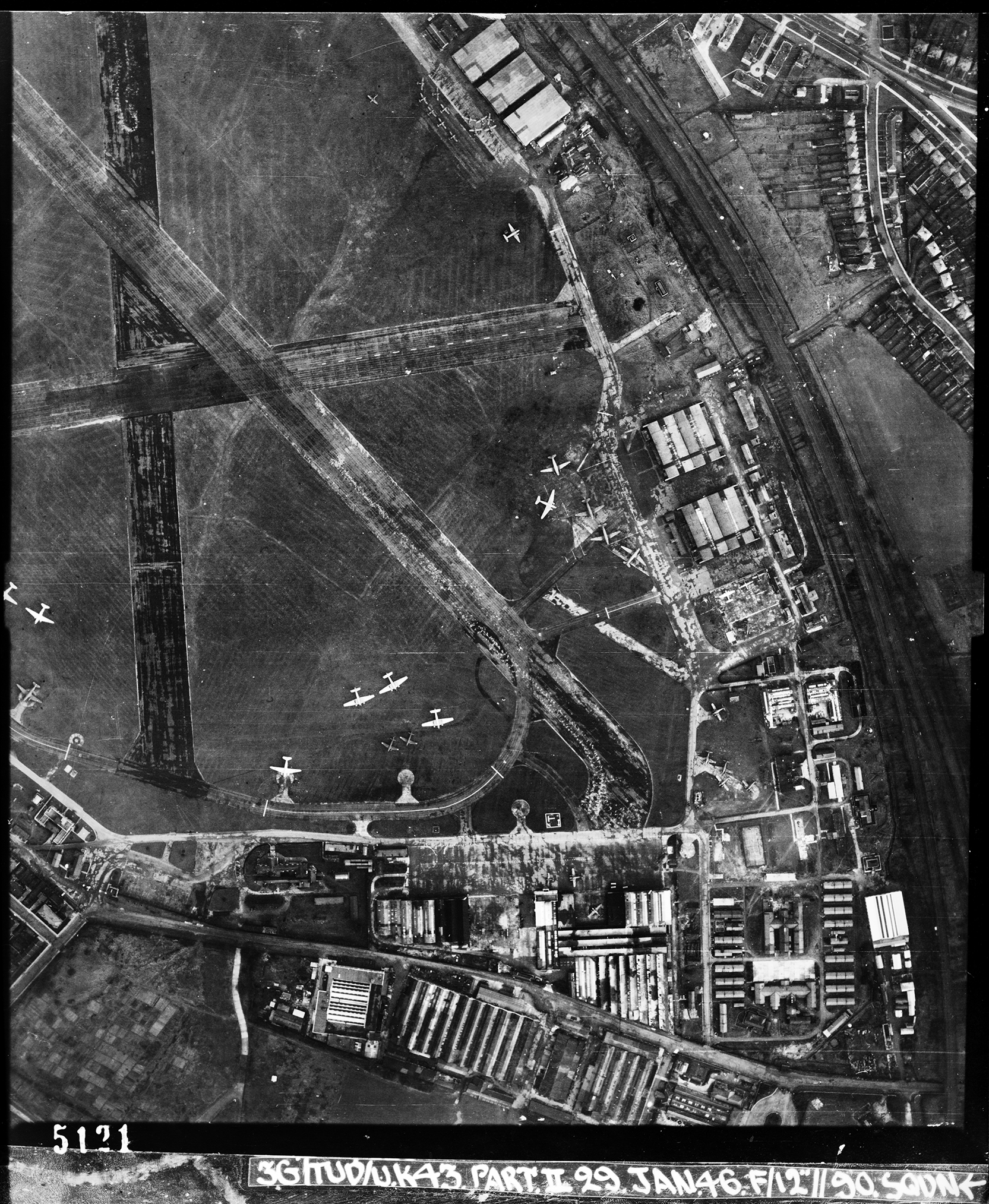 Aerial photograph of Hendon airfield looking north, 29 January 1946. Photograph by No. 90 Squadron, sortie number RAF/3G/TUD/UK/43. English Heritage (RAF Photography).