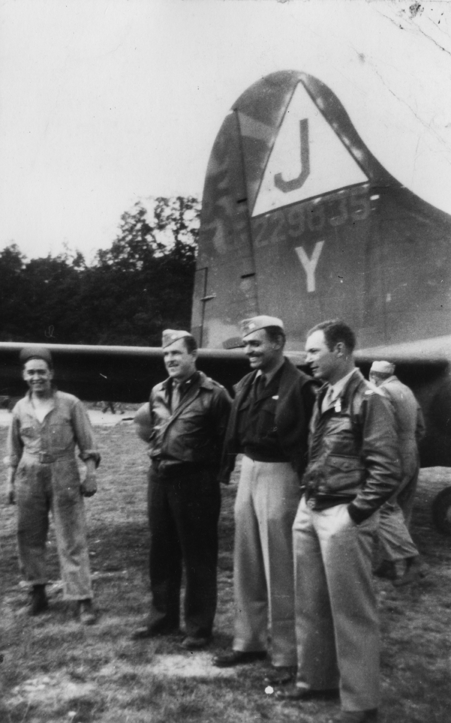 Hollywood actor Captain Clark Gable and his crew of the 511st Bomb Squadron, 351st Bomb Group with a B-17 Flying Fortress (DS-Y, serial number 42-29835) nicknamed "Pistol Ball" at Bodney. Handwritten caption on reverse: 'Clark Gable - Bodney - DS-Y 'Pistol Ball'.'